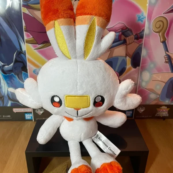 Pokémon – Flambino Scorbunny Standard Pokémon Center 35 cm – Peluche